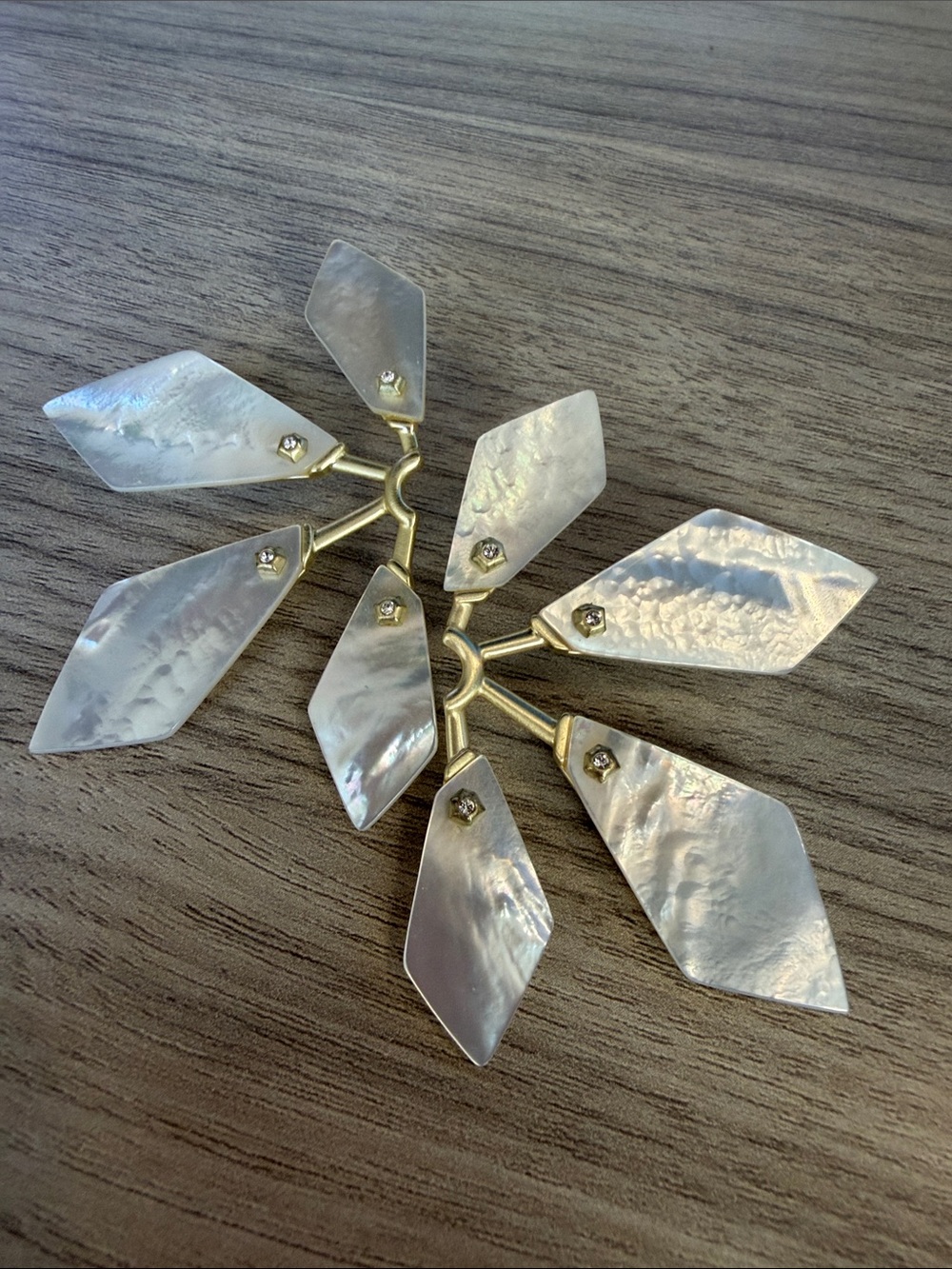 Kendra Scott Iridescent Mother-of-Pearl Floral Statement Brooch - White & Gold